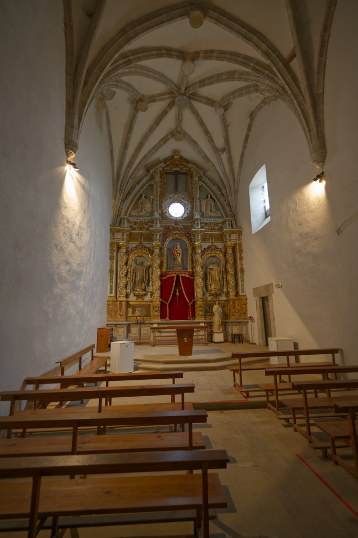 Cabcera y nave central de la iglesia de Barría